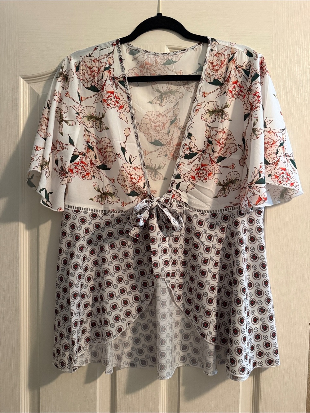 Source Unknown White Floral Tie-Front Tunic with Rust and Green Accents